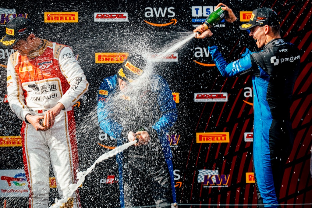 Bastian Buus i legendarisk outfit til 1.000-kilometersløbet på Suzuka.
(Foto: Origine Motorsports)